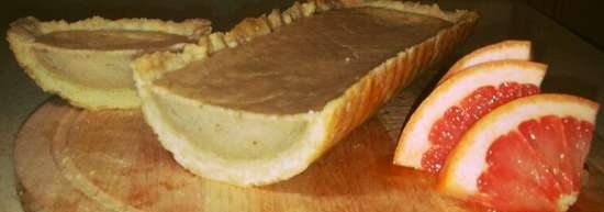 Crostata di sabbia con ripieno di banana e pompelmo