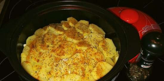 Ang ground turkey casserole na may mga gulay, kabute at oregano sa isang ceramic pot sa oven