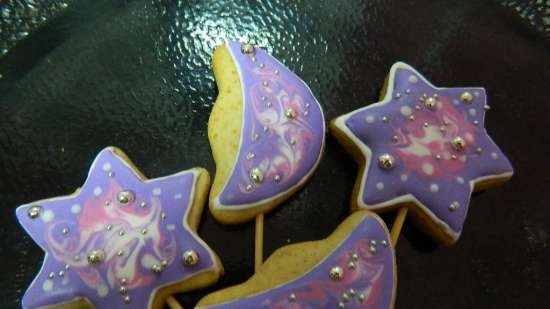 We decorate gingerbread cookies, cookies