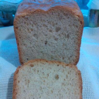 Pane piccante con aglio ed erbe aromatiche in una macchina per il pane