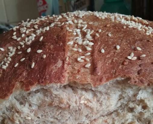 Bread with oatmeal, bran, sesame and seeds