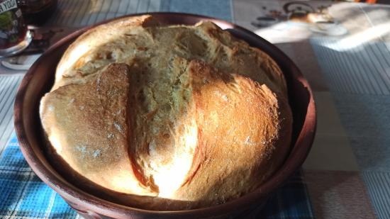 Biscuitbrood in een ketel