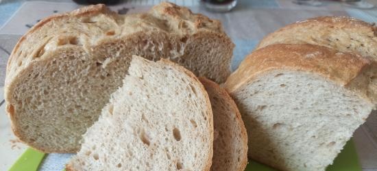 Biscuitbrood in een ketel