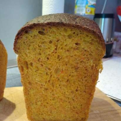 Pane alle carote in una macchina per il pane