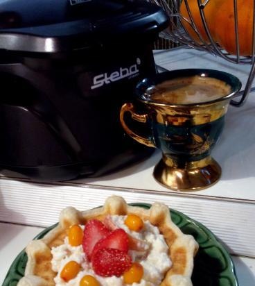 Tortino di waffle con ripieno di cagliata e frutti di bosco della macchina per tartellette Steba