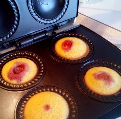 Cupcakes Sunny con fresas y grosellas rojas sobre harina de maíz