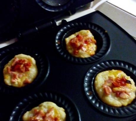 Lat mini-pizza med pølser i Ves cupcake