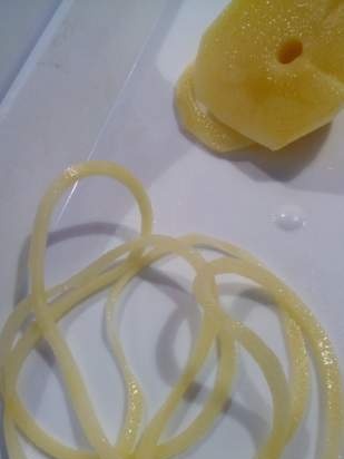 Tritatutto a spirale (affettatrice, spiralatrice) per tagliare frutta e verdura