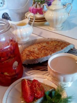 Grote aardappelpannenkoek met zongedroogde tomaten in Tortilka