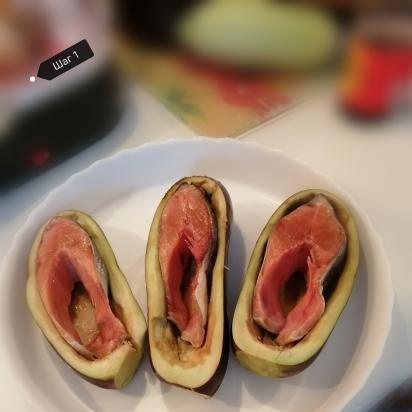 Salmón rosado al horno en botes de berenjena