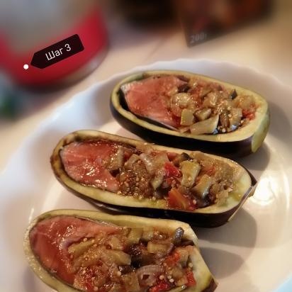 Salmón rosado al horno en botes de berenjena