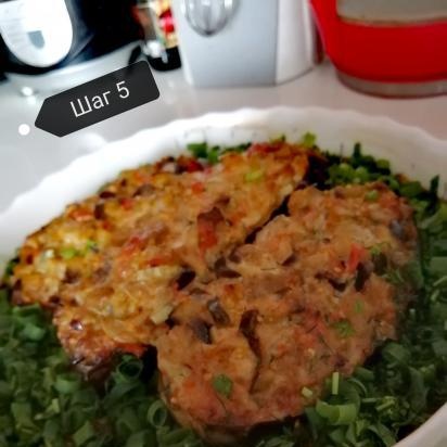 Salmón rosado al horno en botes de berenjena