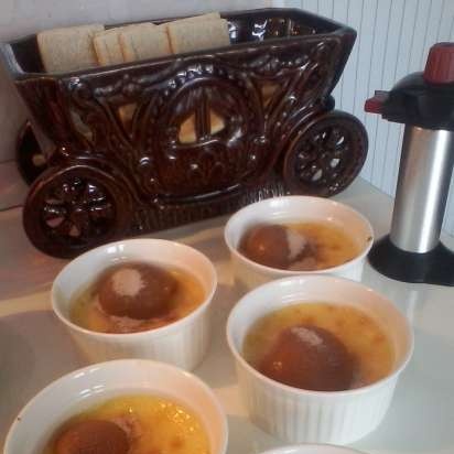 Dessert cremoso con crosta di caramello Crème brulée