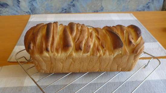 Italian bread Pane al latte Fisarmonica in the oven