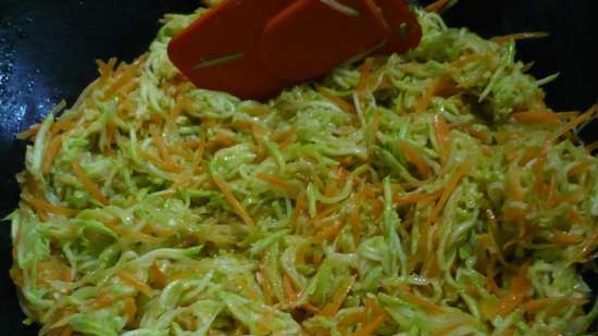 Ang style na Korean na zucchini at carrot salad