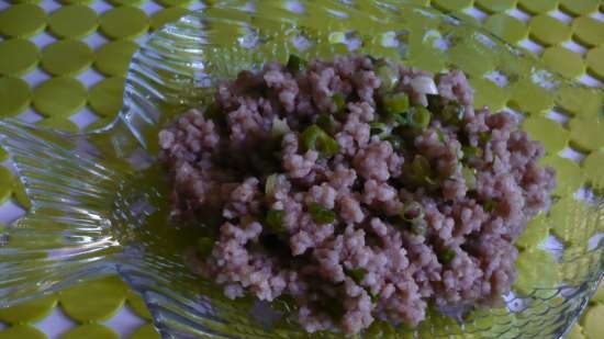 Spuntino di caviale di aringhe. Varianti con quinoa e orzo.