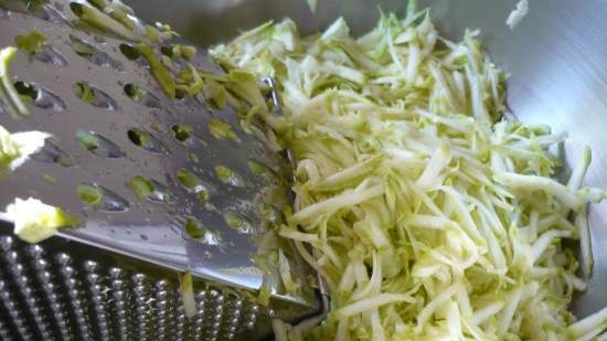 Zucchini casserole na may fillet ng manok at keso