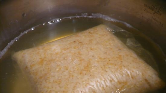 Pasta di pane con brodo di cereali e porridge di grano