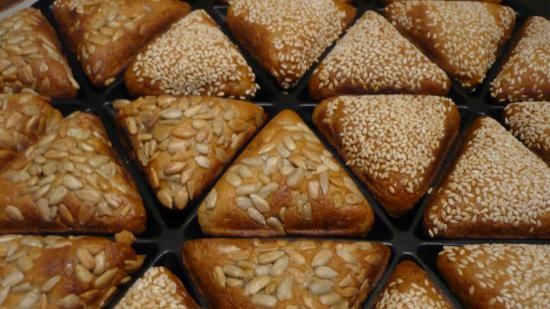 Pasta di pane con brodo di cereali e porridge di grano