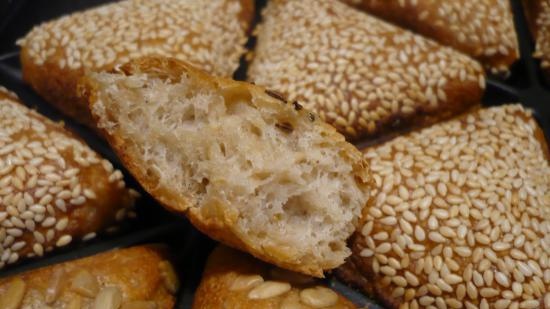 Pasta di pane con brodo di cereali e porridge di grano