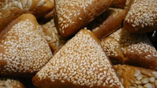 Pasta di pane con brodo di cereali e porridge di grano