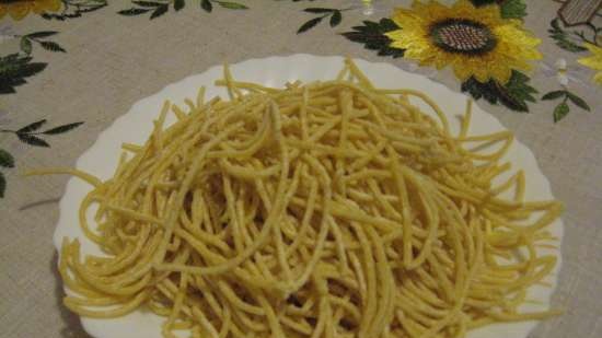 Zuppa di formaggio con salmone, funghi e tagliatelle fatte in casa (pannello a gas)