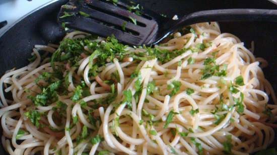 Pasta con cebolla caramelizada