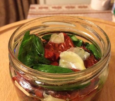 Zongedroogde tomaten in de oven in geurige olie (koken en inblikken)