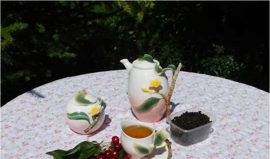 Fermented tea made from leaves of garden and wild plants (master class)