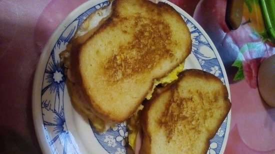 Burger with omelet and vegetables