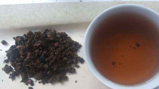 Fermented tea made from leaves of garden and wild plants (master class)