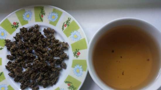 Fermented tea made from leaves of garden and wild plants (master class)