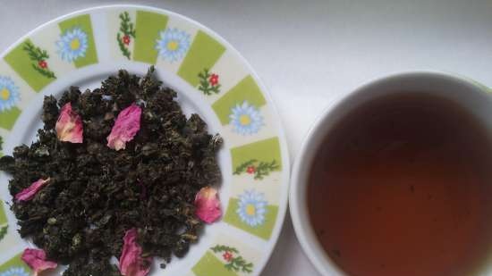 Fermented tea made from leaves of garden and wild plants (master class)