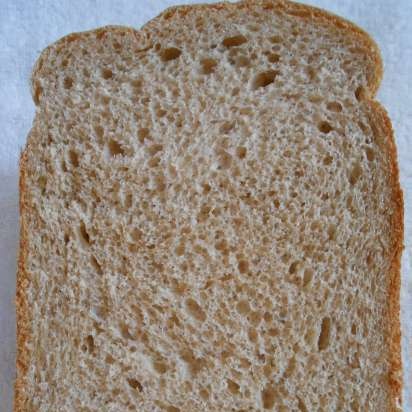 Pane grigio su birra leggera in una macchina per il pane