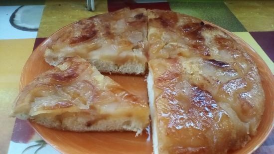 Torta di prugne con ripieno di panna acida