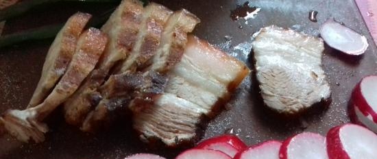 Pancetta di maiale in umido con bucce di cipolla