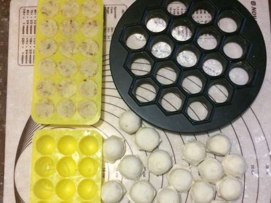 Preparazione delle polpette e non solo in stampi da ghiaccio in silicone