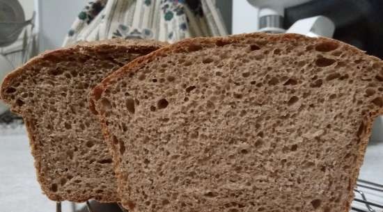 Pane di famiglia con acqua minerale su vecchio impasto