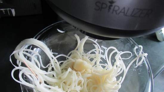 Tritatutto a spirale (affettatrice, spiralatrice) per tagliare frutta e verdura