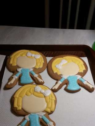 We decorate gingerbread cookies, cookies