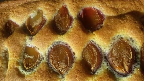 Pastel de ciruelas con relleno de crema agria