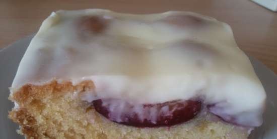 Pastel de ciruelas con relleno de crema agria