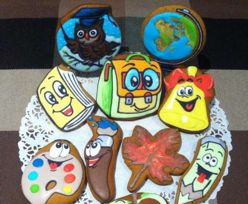 We decorate gingerbread cookies, cookies