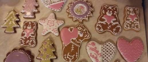 We decorate gingerbread cookies, cookies