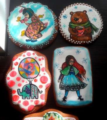 We decorate gingerbread cookies, cookies