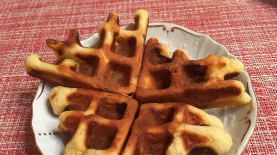 Waffle alla banana in una piastra per cialde elettrica GF-040 Waffle-Grill-Toast