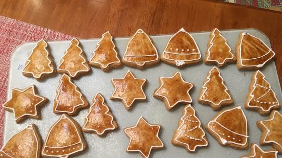 We decorate gingerbread cookies, cookies