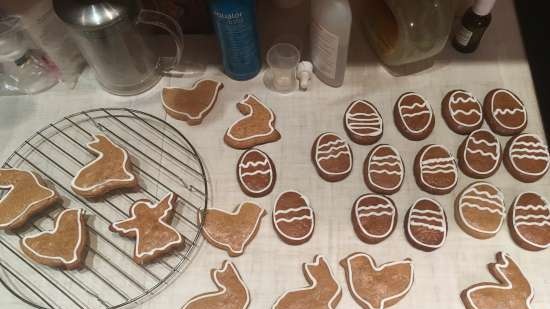 We decorate gingerbread cookies, cookies