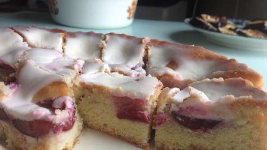 Torta di prugne con ripieno di panna acida