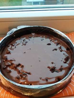 Tarta de queso con ciruelas en chocolate